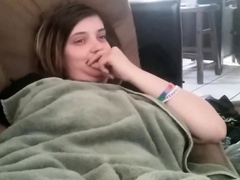 Elle Se Masturbe Avec Son Copain Alors Que Son Pere Est Dans