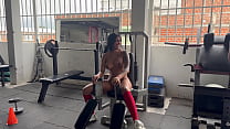 Mi Entrenadora Transgenero Me Pone A Hacer Sentadillas Sin Nada De Ropa Parte 2